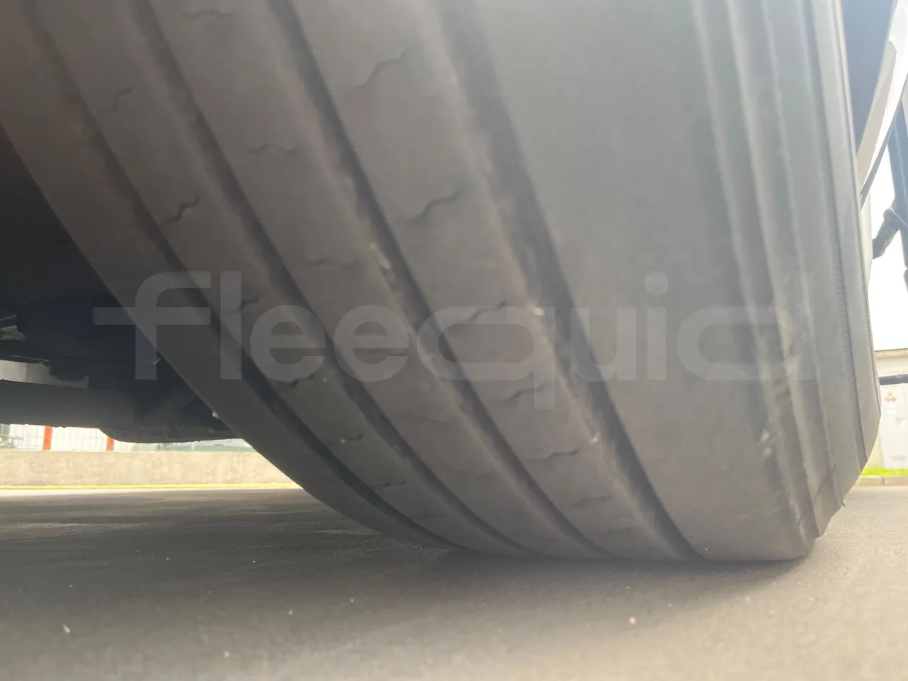 Neoplan Starliner L - EUR5 - 371kW - 13.99m - tread condition front tires right