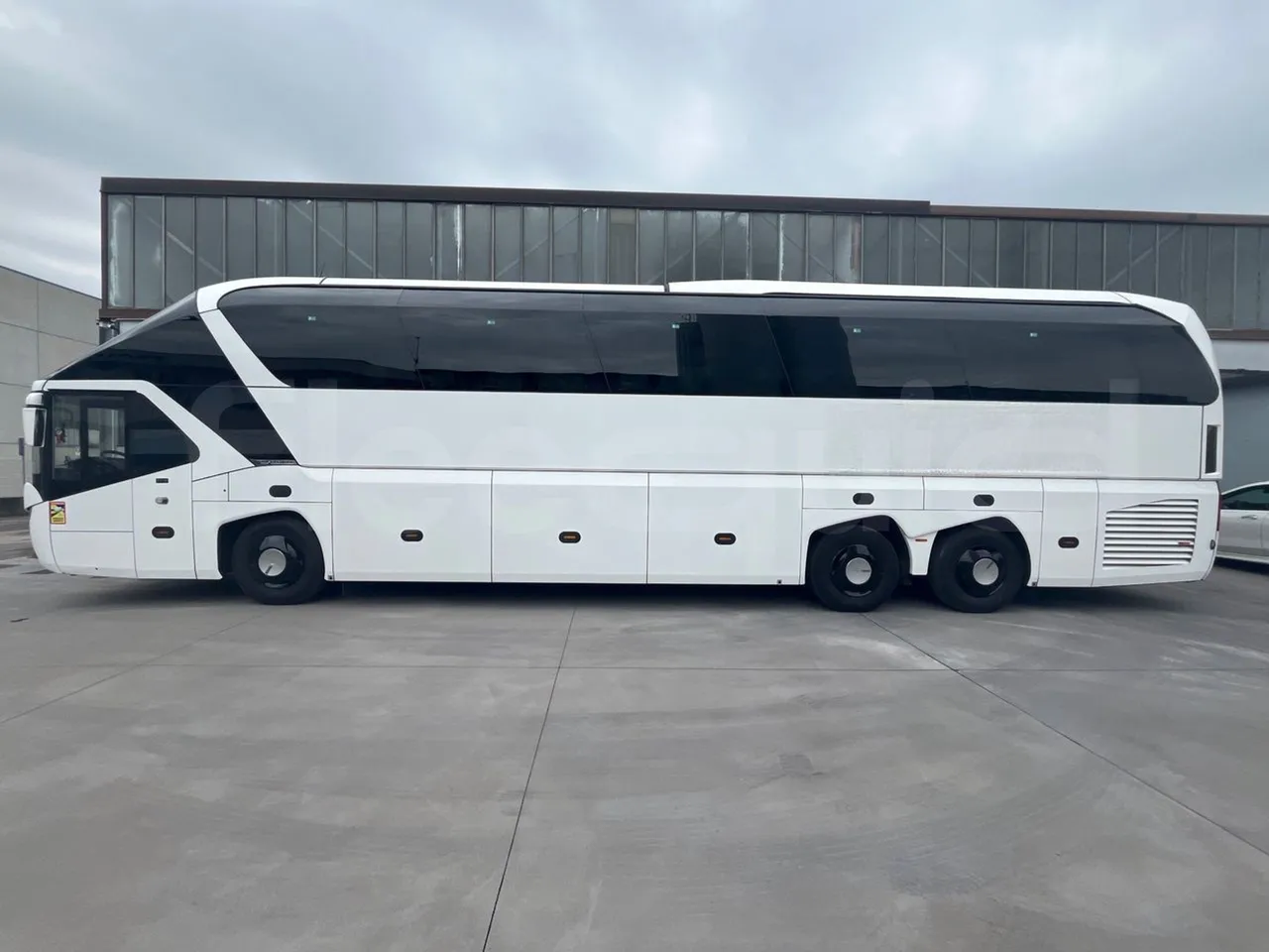 Neoplan Starliner L - EUR5 - 371kW - 13.99m - left side photo