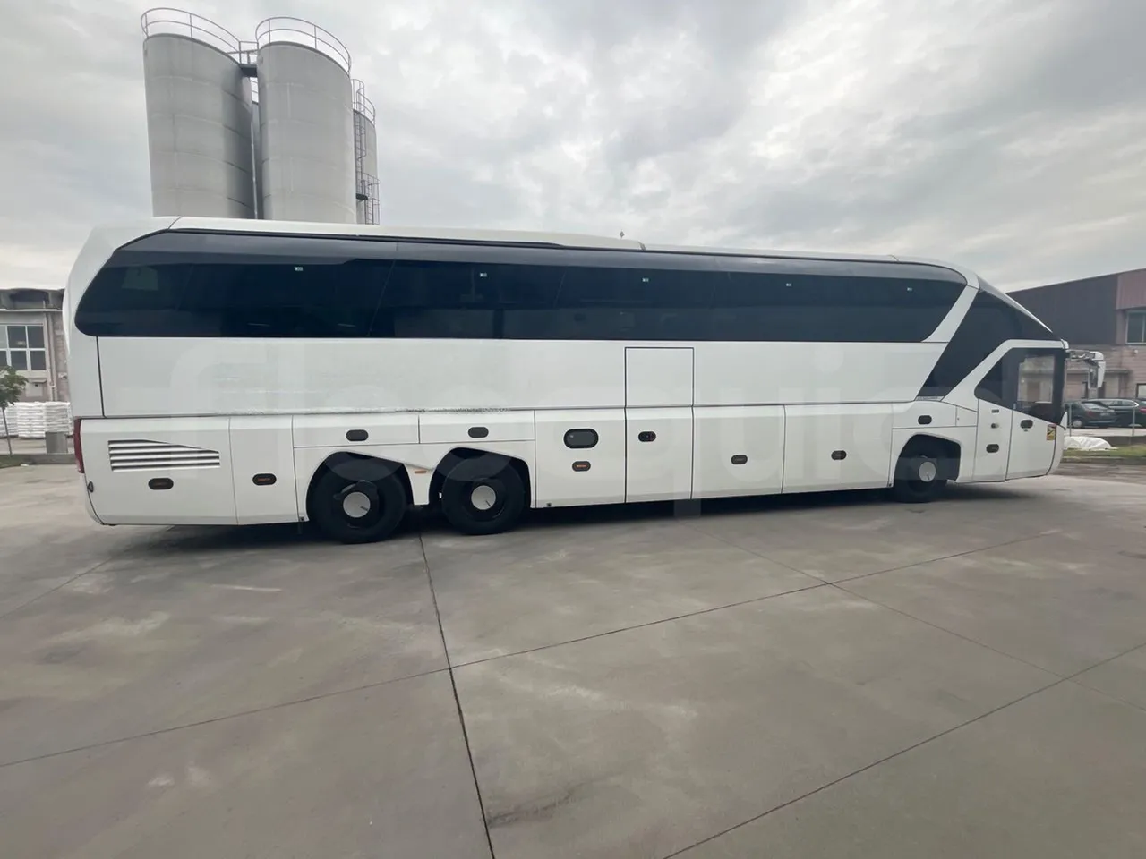 Neoplan Starliner L - EUR5 - 371kW - 13.99m - right side doors closed