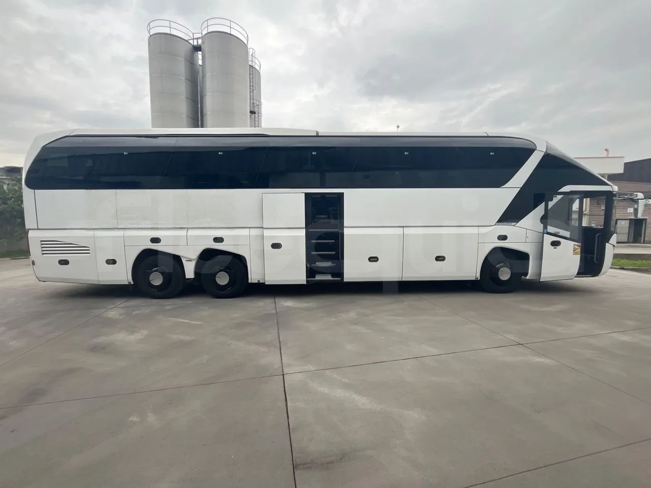 Neoplan Starliner L - EUR5 - 371kW - 13.99m - right side doors open