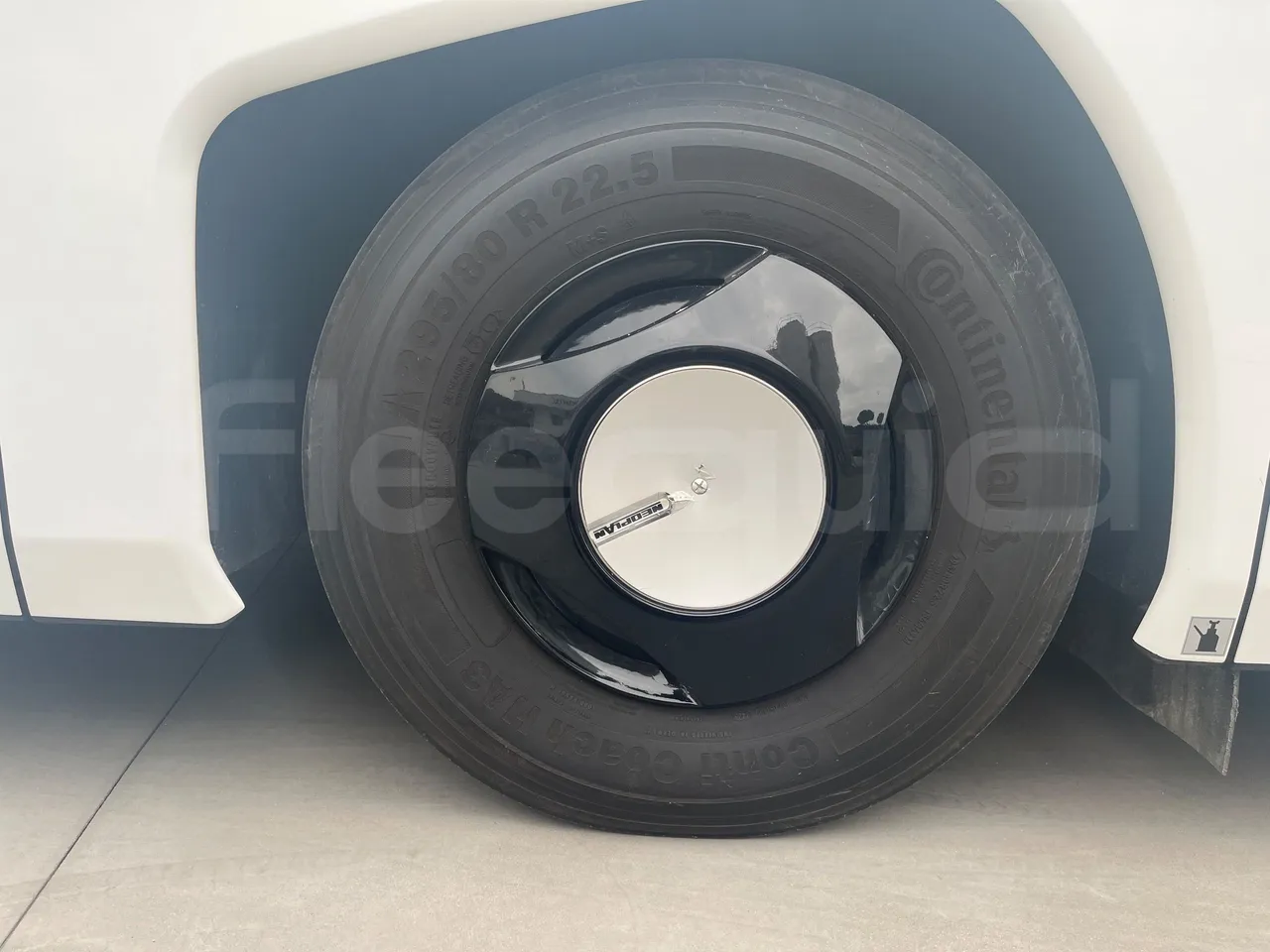 Neoplan Starliner L - EUR5 - 371kW - 13.99m - front left tire measurements