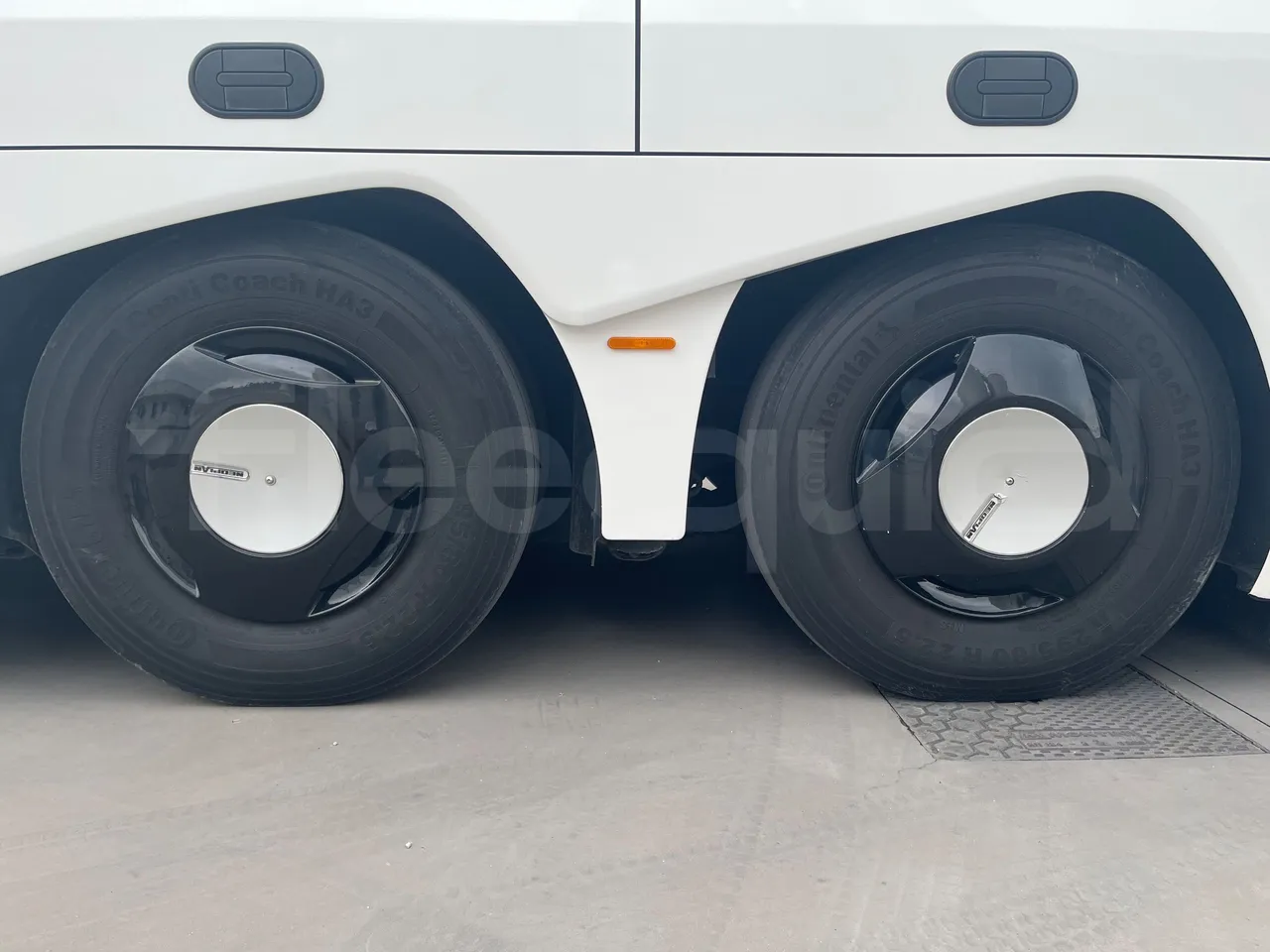Neoplan Starliner L - EUR5 - 371kW - 13.99m - rear left tire photo