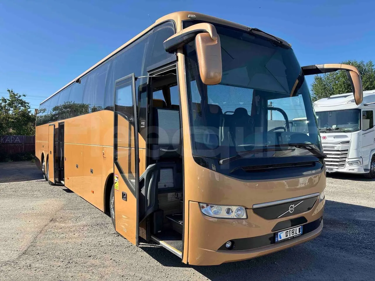 Volvo 9700 - 3/4 right front doors open