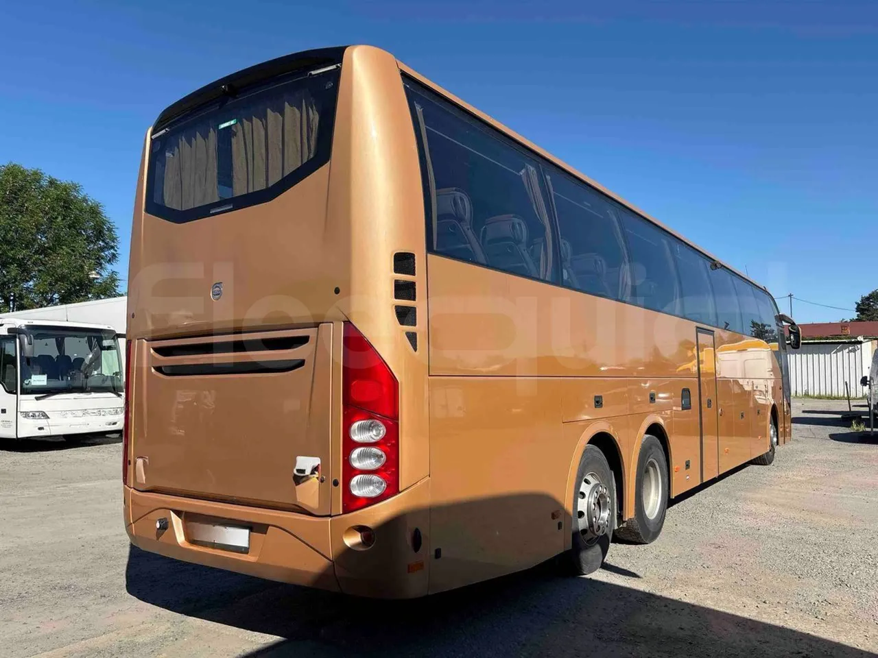 Volvo 9700 - 3/4 right rear doors closed