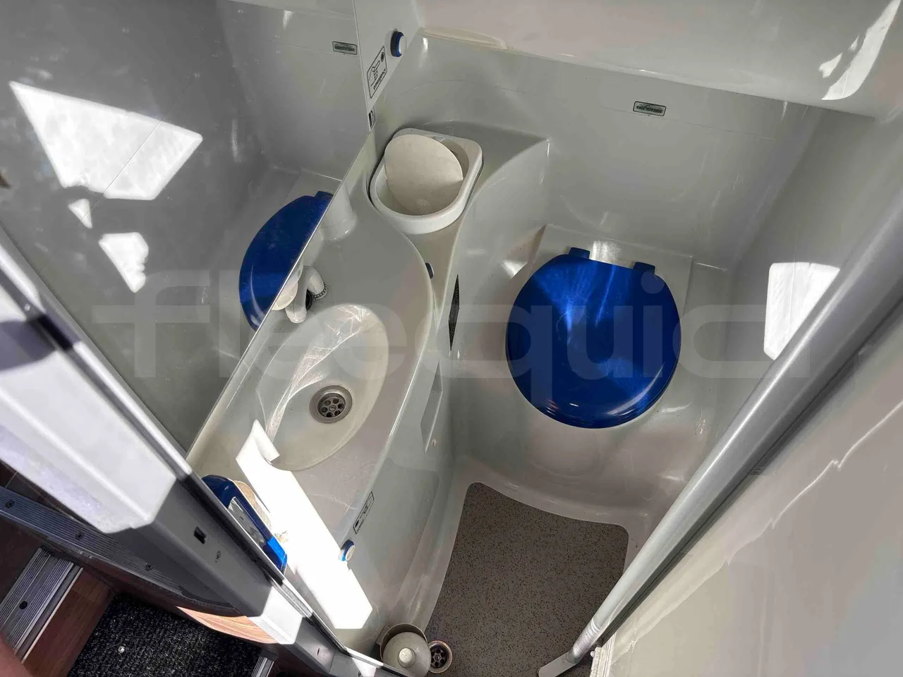 Volvo 9700 - toilette accessories photo