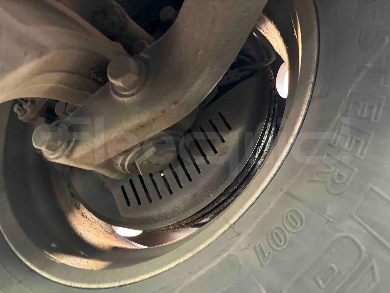 Volvo 9700 - axel 3 discs left