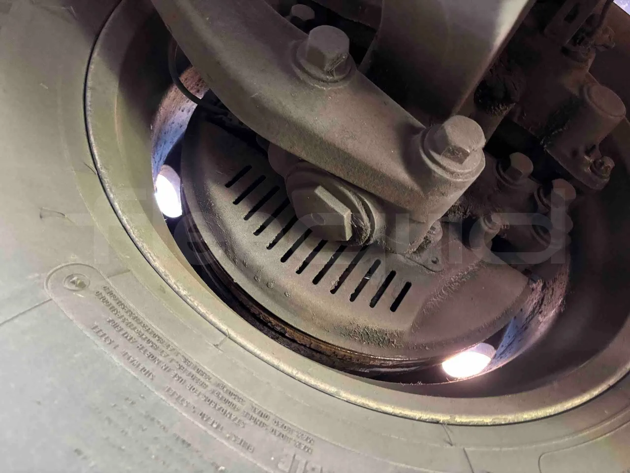 Volvo 9700 - axel 3  discs right