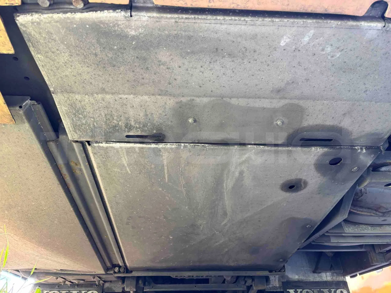 Volvo 9700 - engine without protection