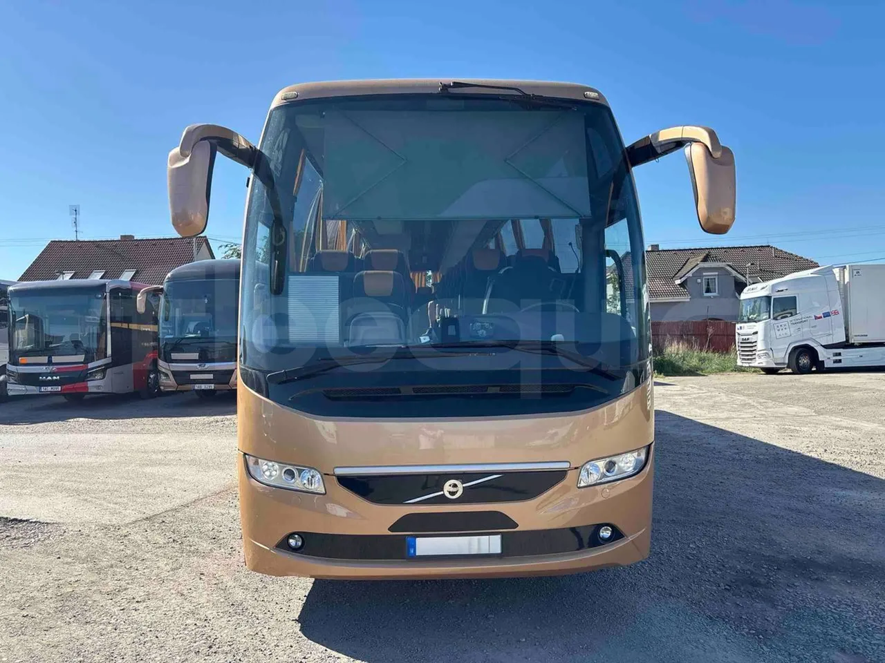 Volvo 9700 - front photo