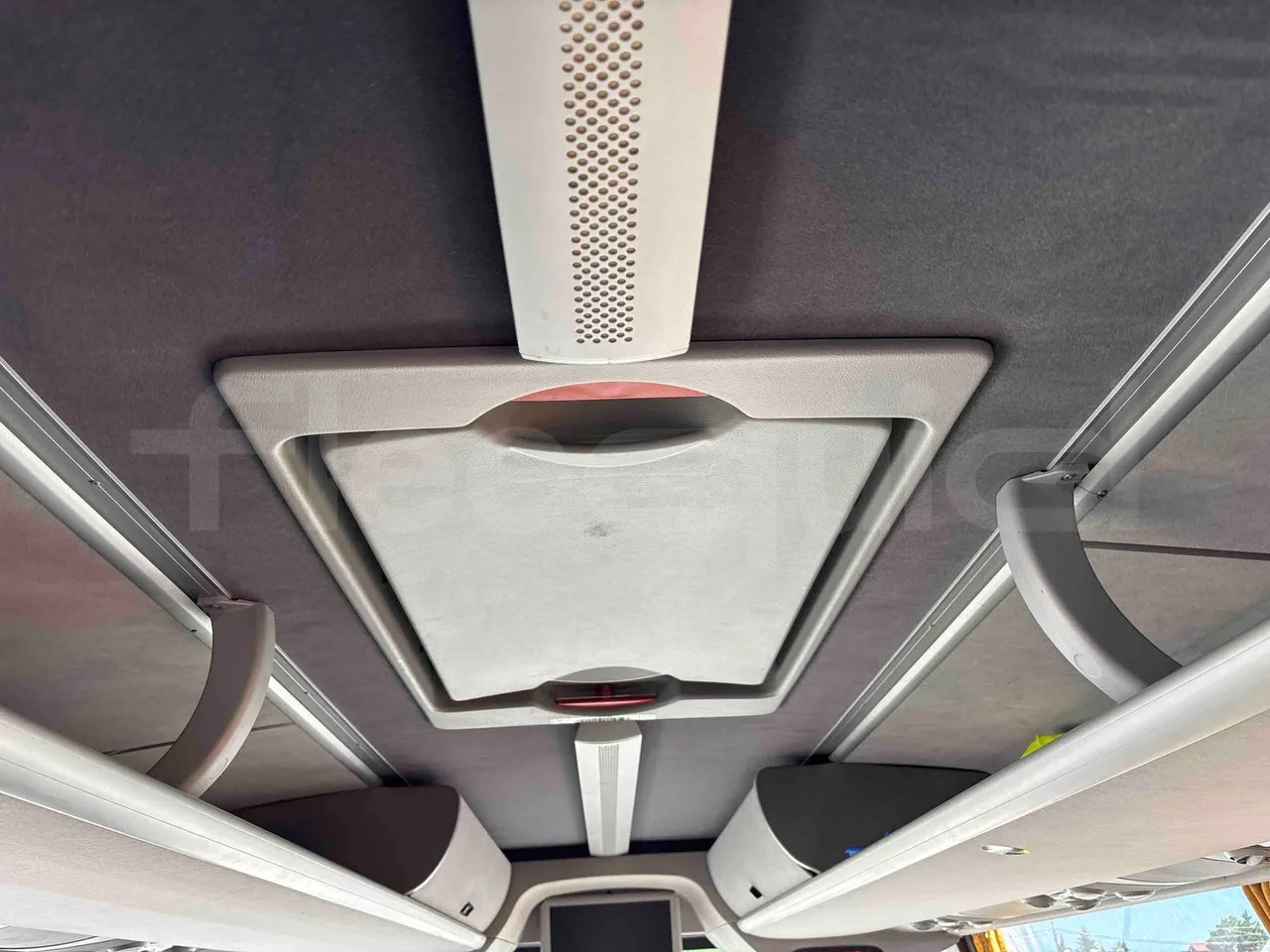 Volvo 9700 - roof hatch 1