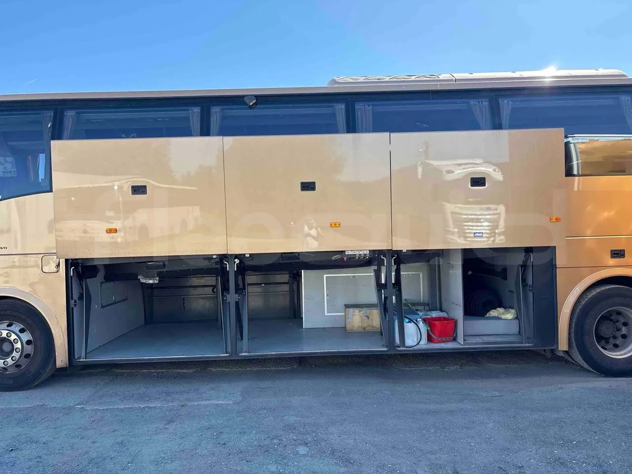 Volvo 9700 - luggage rack photo