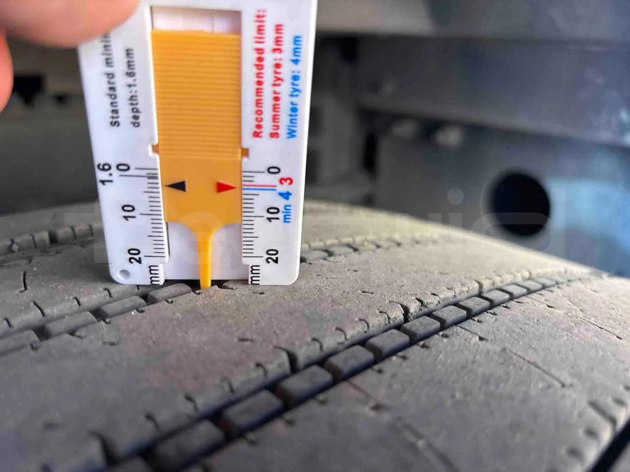 Volvo 9700 - tread condition third axle tires right