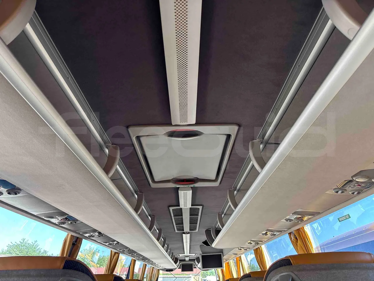 Volvo 9700 - overhead compartments photo