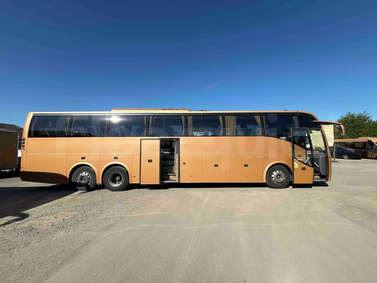 Volvo 9700 - right side doors open