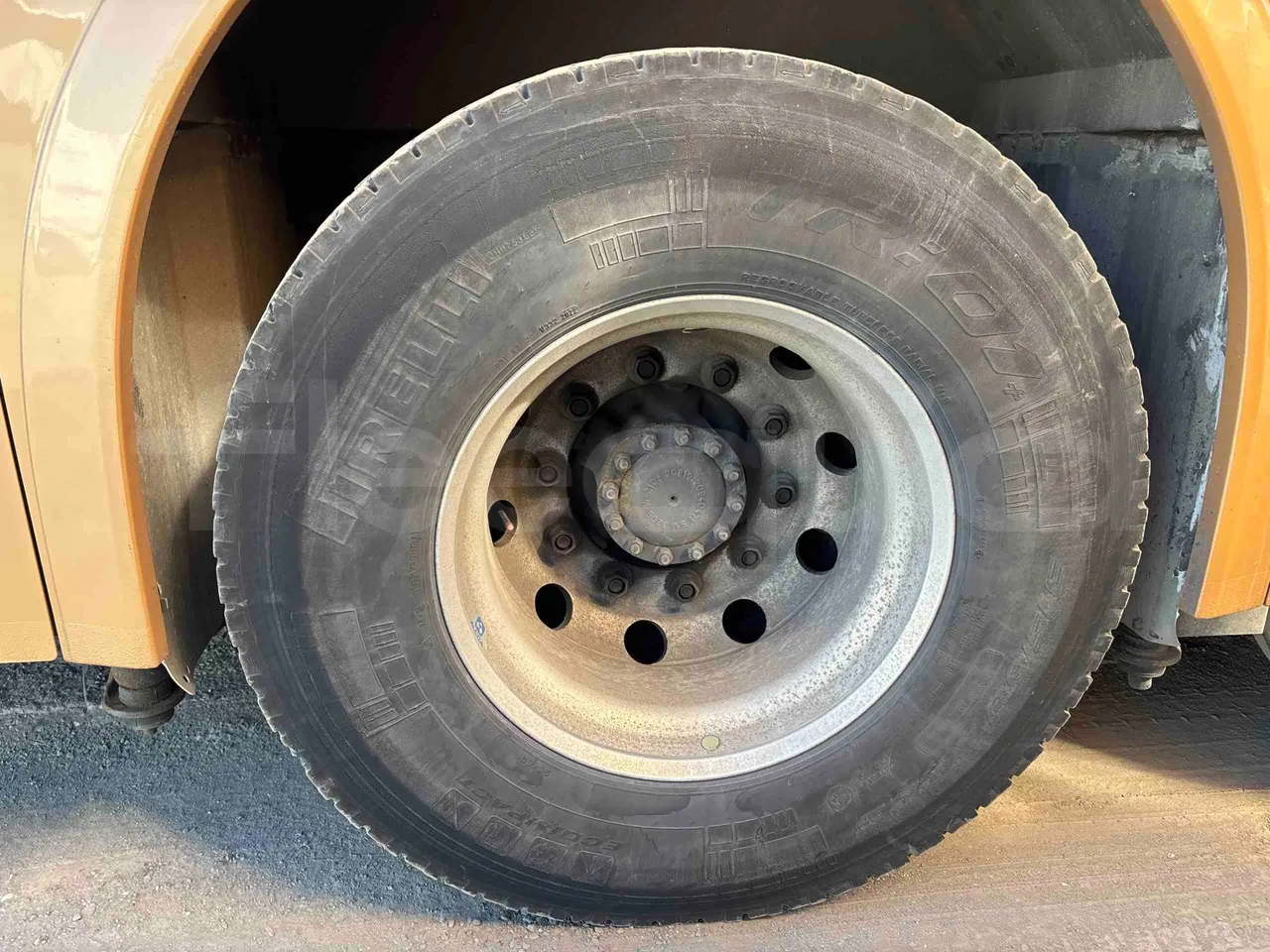 Volvo 9700 - rear left tire photo