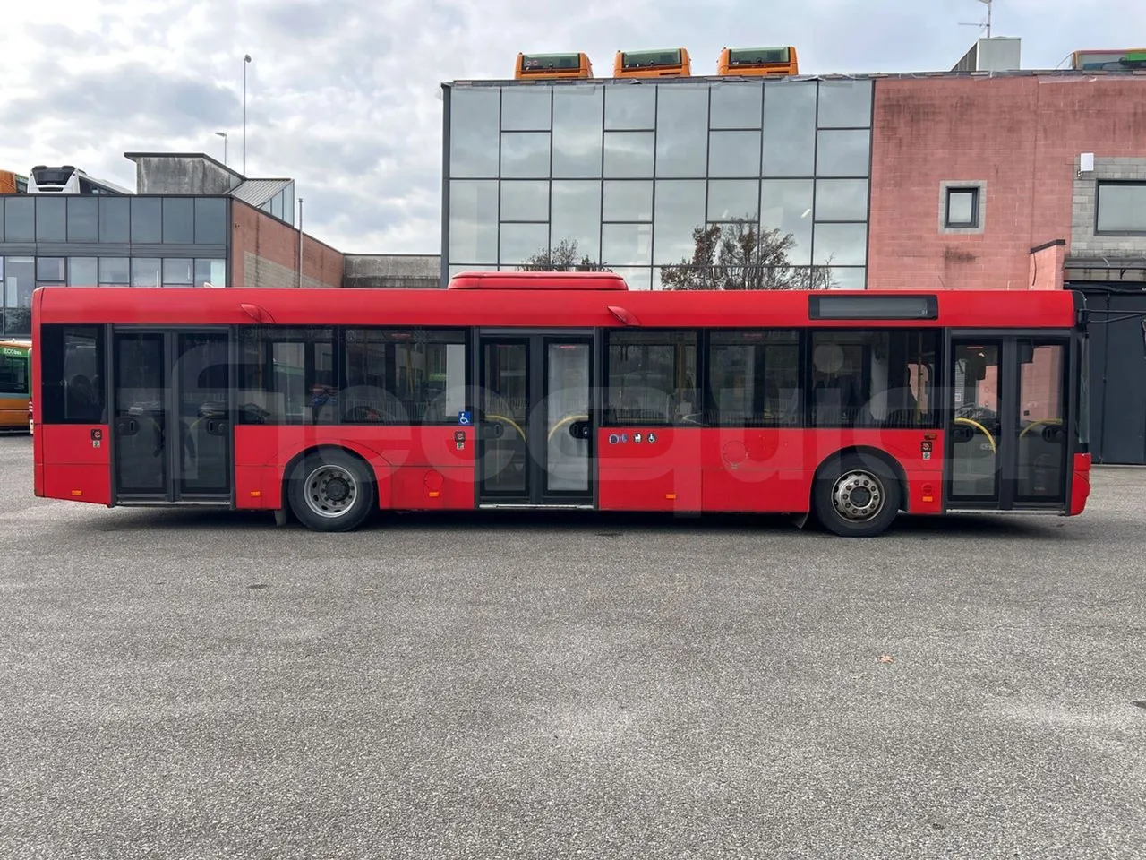 Solaris Urbino 12 - Euro5 - 231kW - 12mt - 3/4 right rear doors closed