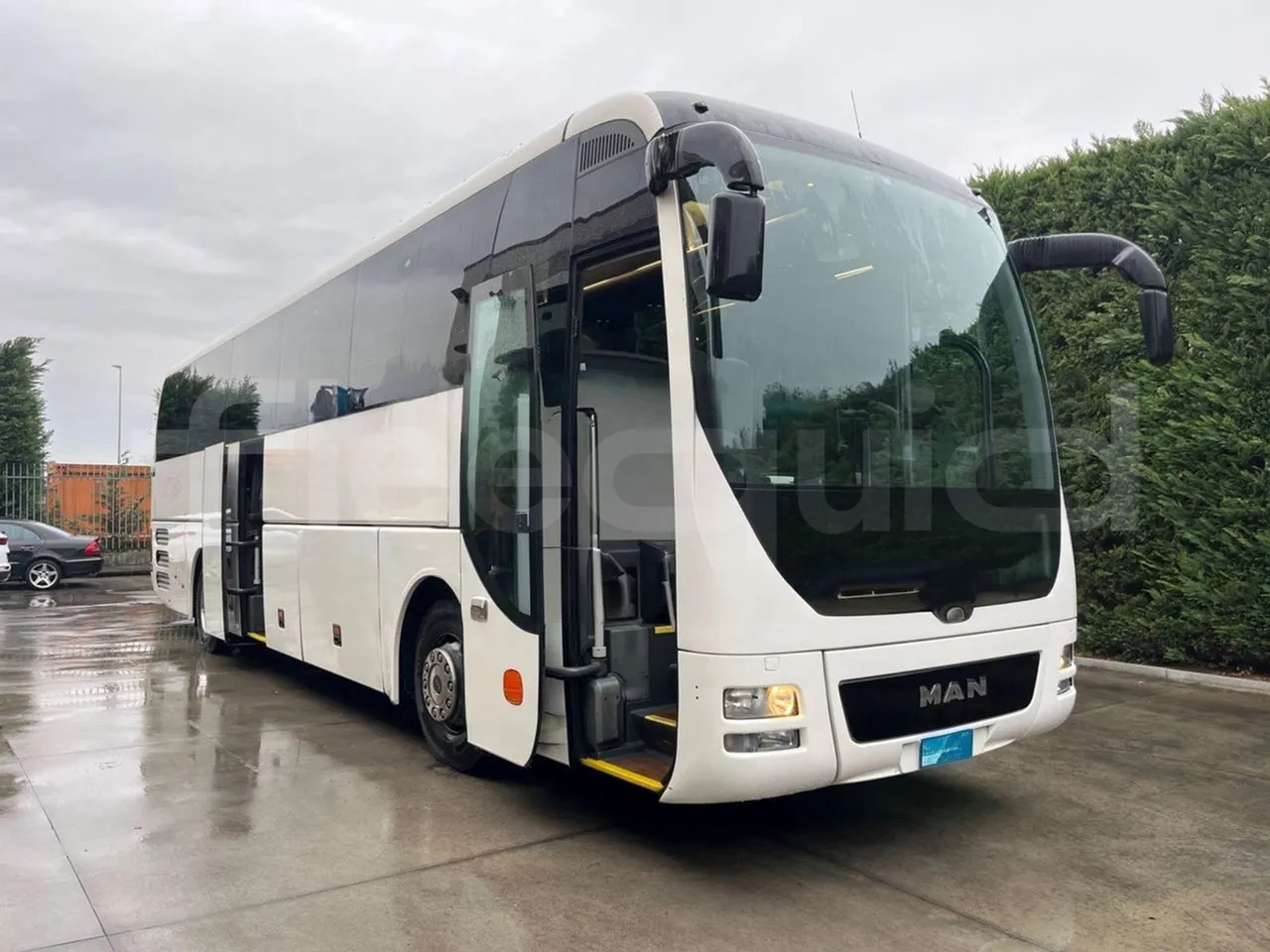 Man Lion's Coach B200746006 - Euro6 - 338kW - 12mt - 3/4 right front doors open