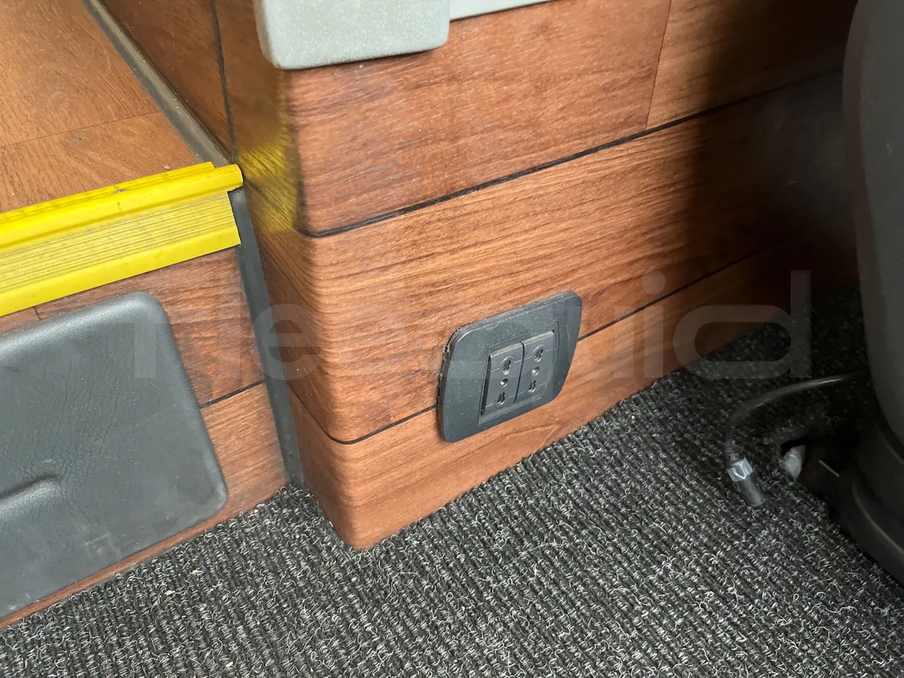 Man Lion's Coach B200746006 - Euro6 - 338kW - 12mt - power outlets detail