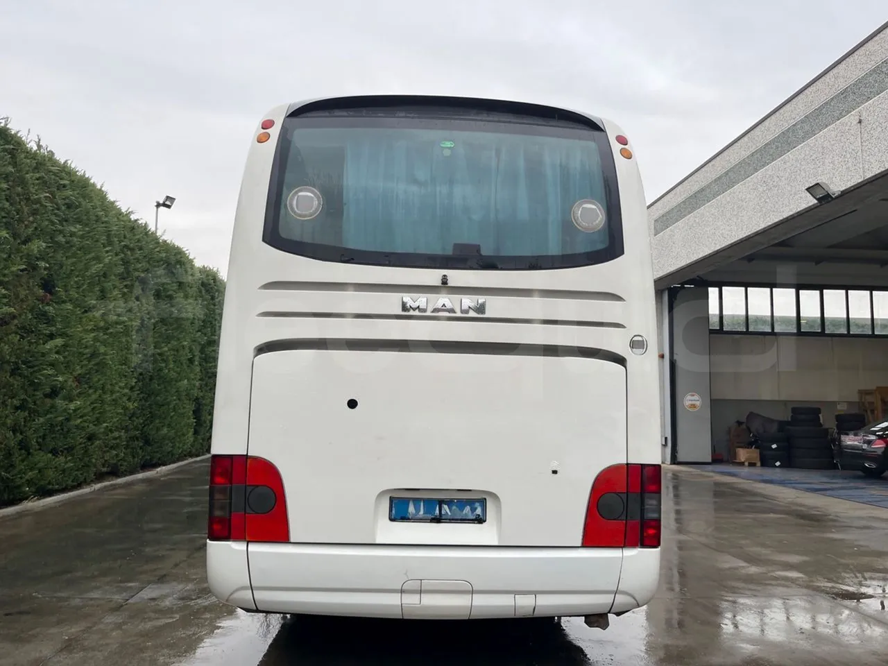 Man Lion's Coach B200746006 - Euro6 - 338kW - 12mt - rear hatch closed