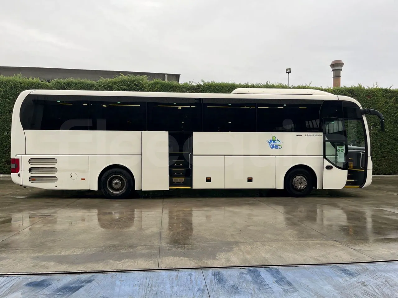 Man Lion's Coach B200746006 - Euro6 - 338kW - 12mt - right side doors open