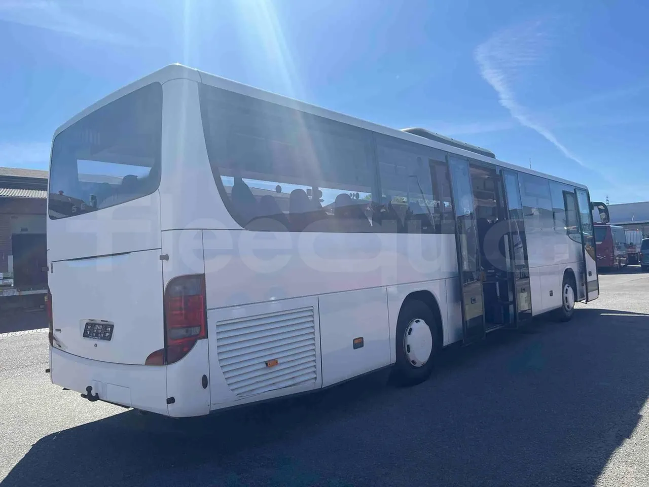 Setra S415 UL - EUR5 - 220kW - 12.200m - 3/4 right front doors open