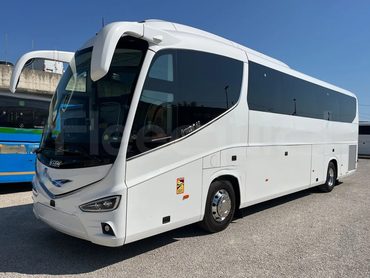 Irizar i8 - 3/4 Front Left Side