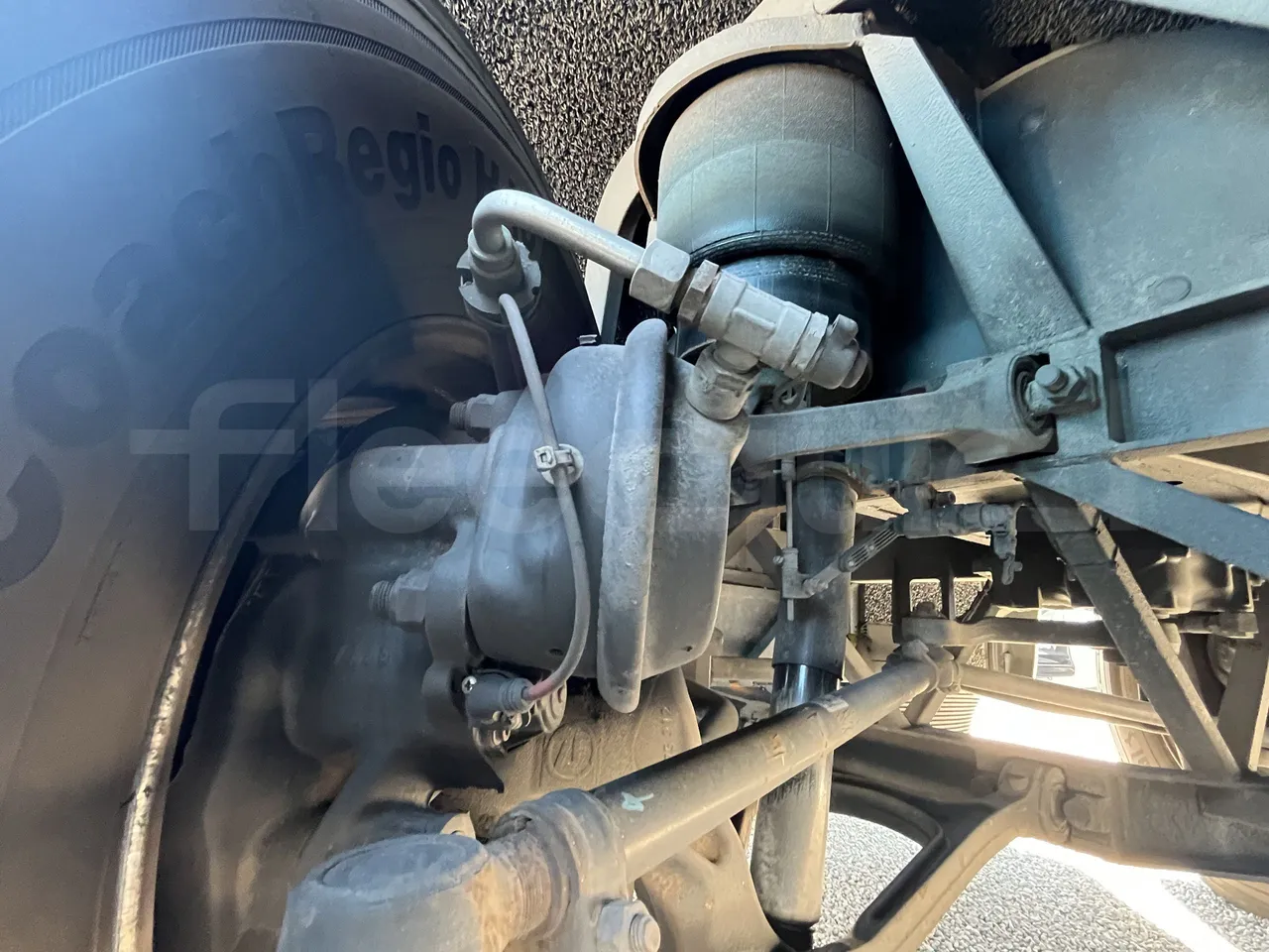Irizar i8 - First Axle Shock Absorbers Left Side