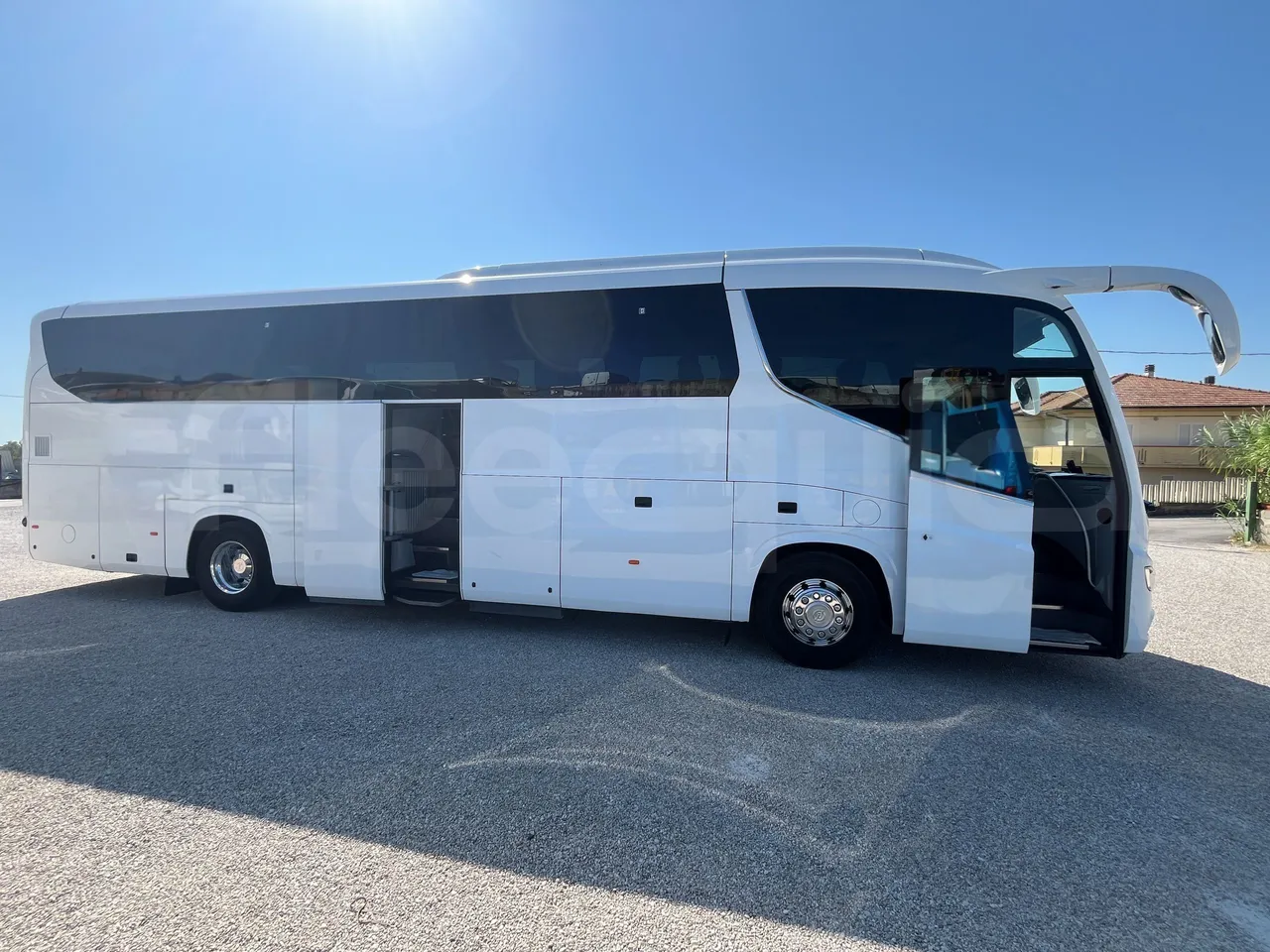 Irizar i8 - Right Side Doors Open