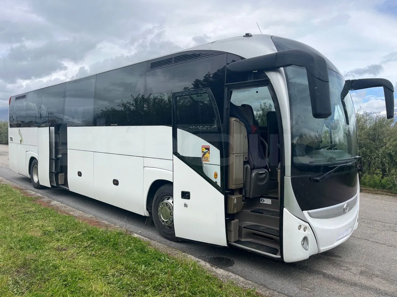 Iveco Magelys 5FR210 - Euro5 - 331kW - 12.800mt - 3/4 right front doors open