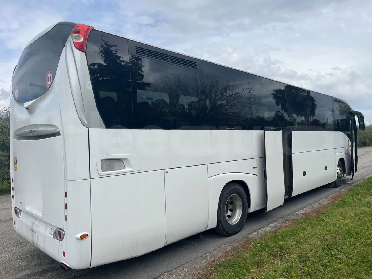 Iveco Magelys 5FR210 - Euro5 - 331kW - 12.800mt - 3/4 right rear doors open