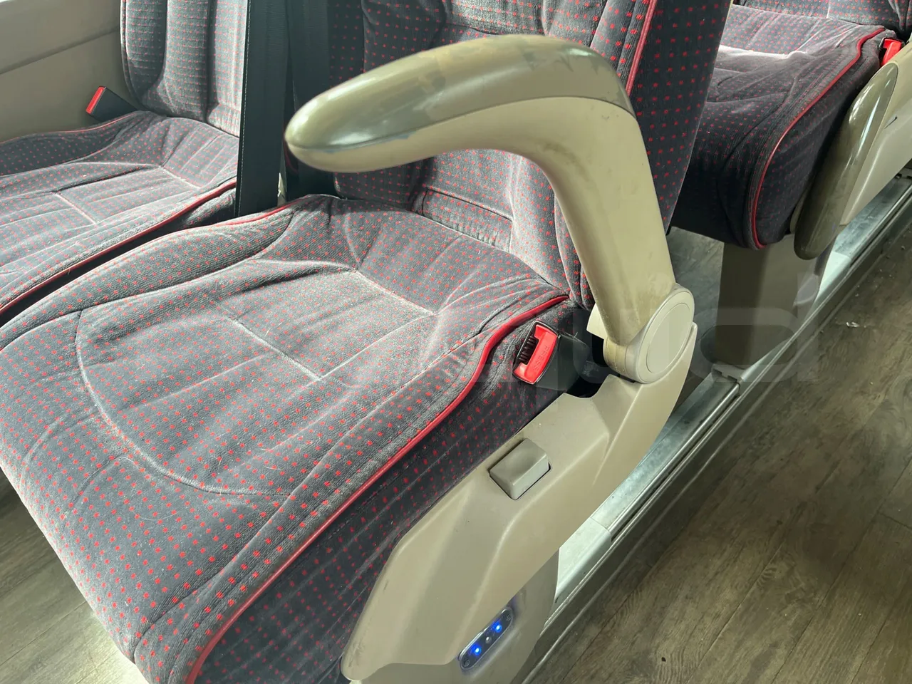 Iveco Magelys 5FR210 - Euro5 - 331kW - 12.800mt - armrest detail photo