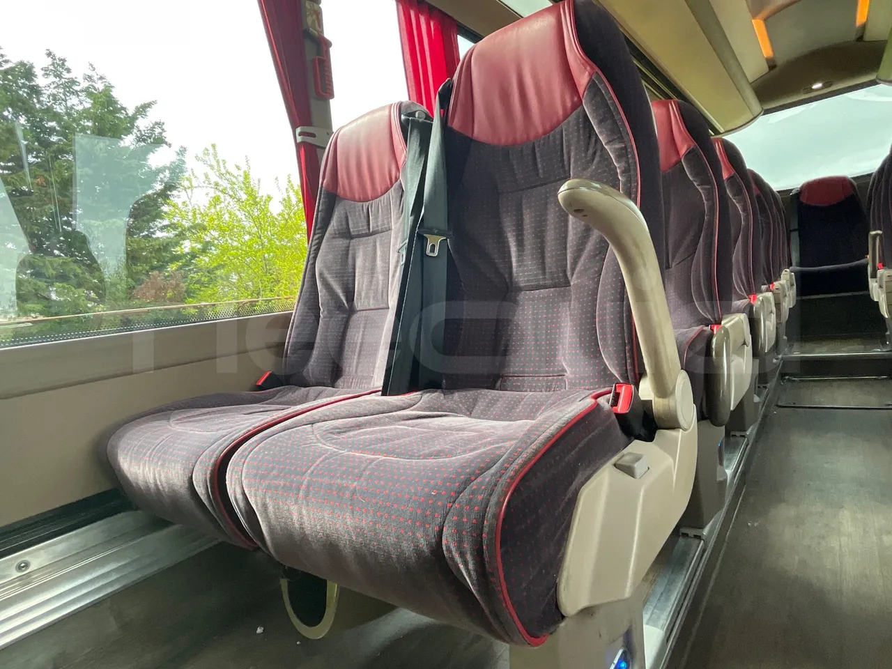 Iveco Magelys 5FR210 - Euro5 - 331kW - 12.800mt - single seat detail