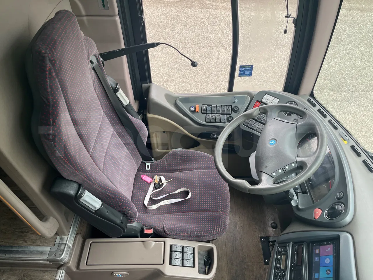 Iveco Magelys 5FR210 - Euro5 - 331kW - 12.800mt - driver's seat photo