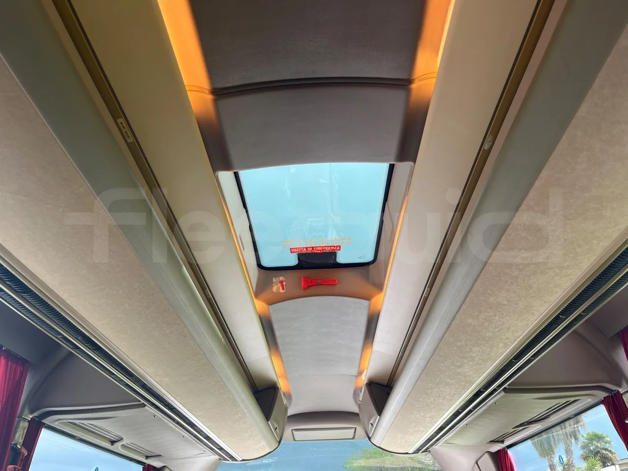 Iveco Magelys 5FR210 - Euro5 - 331kW - 12.800mt - roof hatch 2