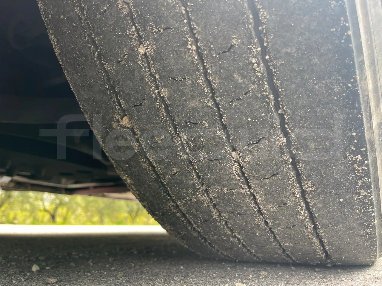 Iveco Magelys 5FR210 - Euro5 - 331kW - 12.800mt - tread condition front tires right