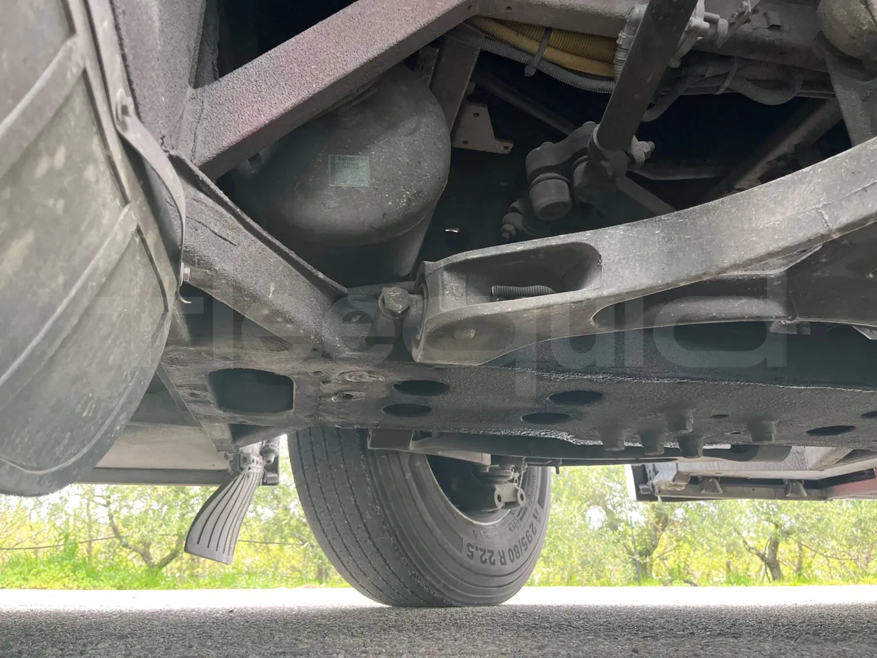 Iveco Magelys 5FR210 - Euro5 - 331kW - 12.800mt - front axle left side