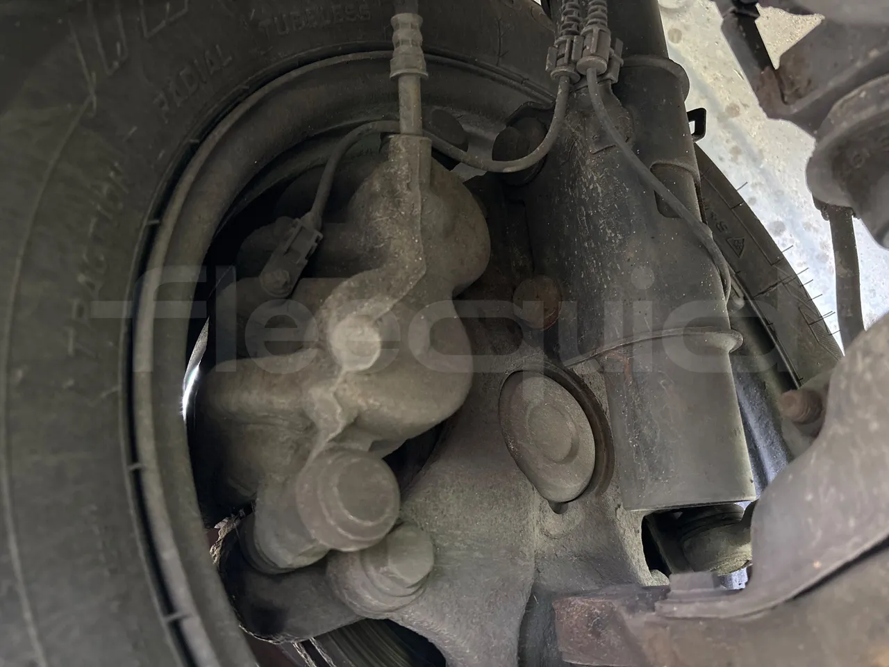 Mercedes-Benz Sprinter 516CDI - EUR5 - 120kW - 7.345m - front brake calipers right