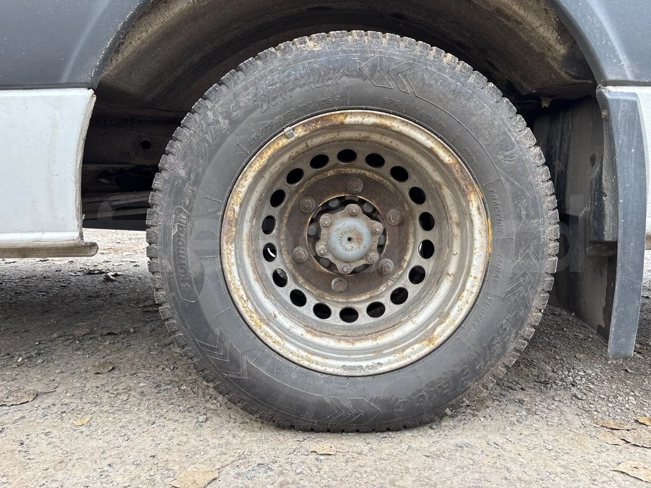 Mercedes-Benz Sprinter 516CDI - EUR5 - 120kW - 7.345m - rear left tire photo