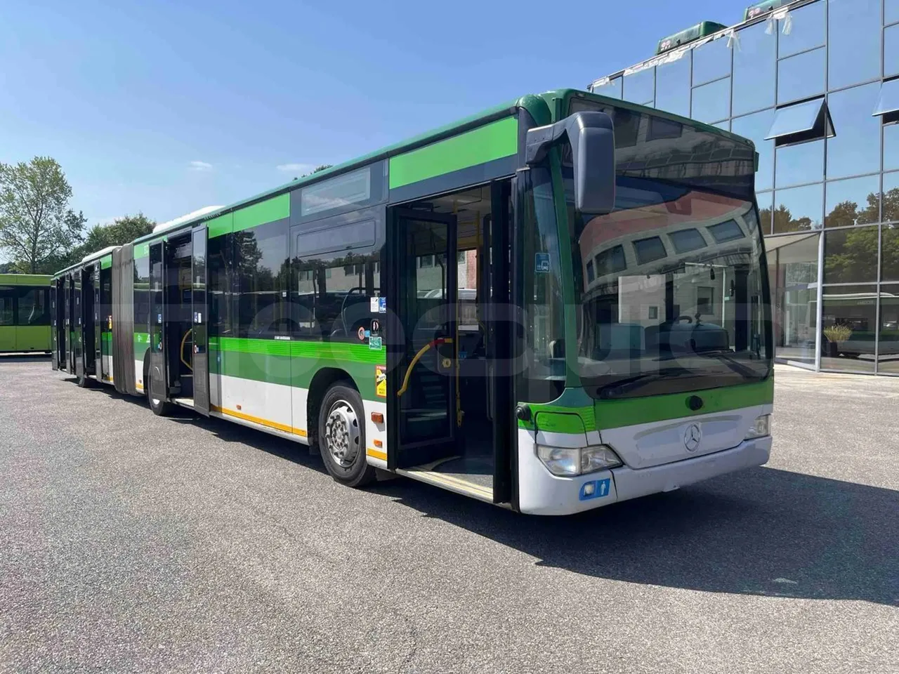 Mercedes-Benz Citaro G - 3/4 right front doors open
