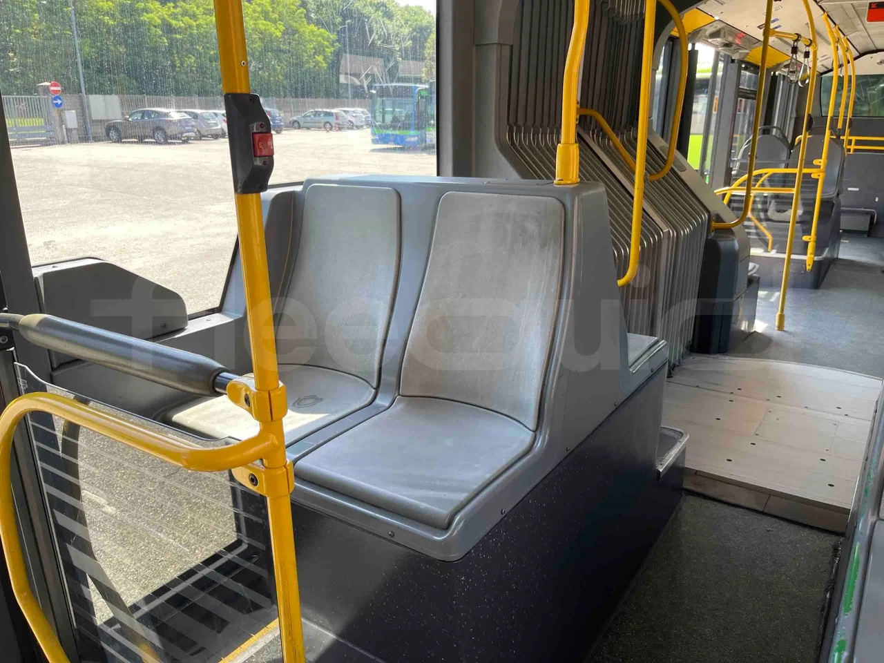 Mercedes-Benz Citaro G - usb charging detail