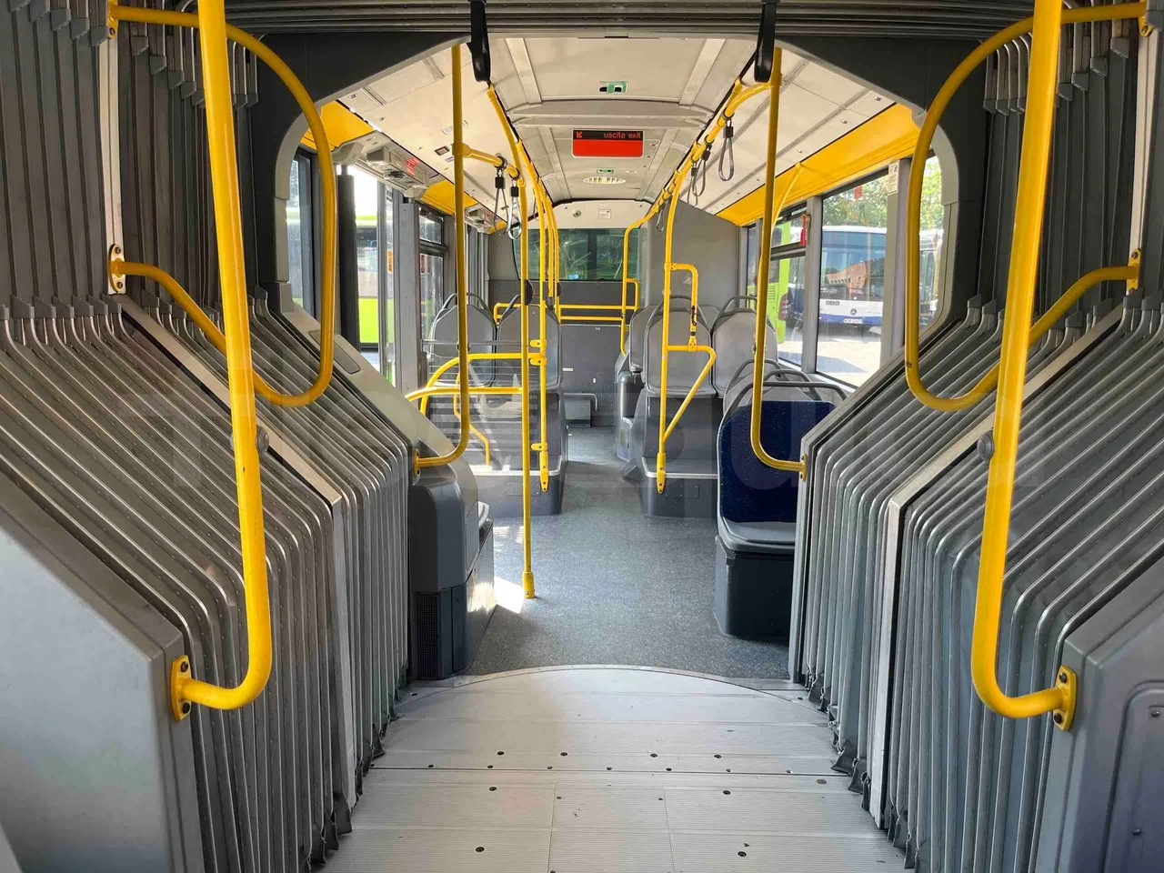 Mercedes-Benz Citaro G - reverse view middle aisle