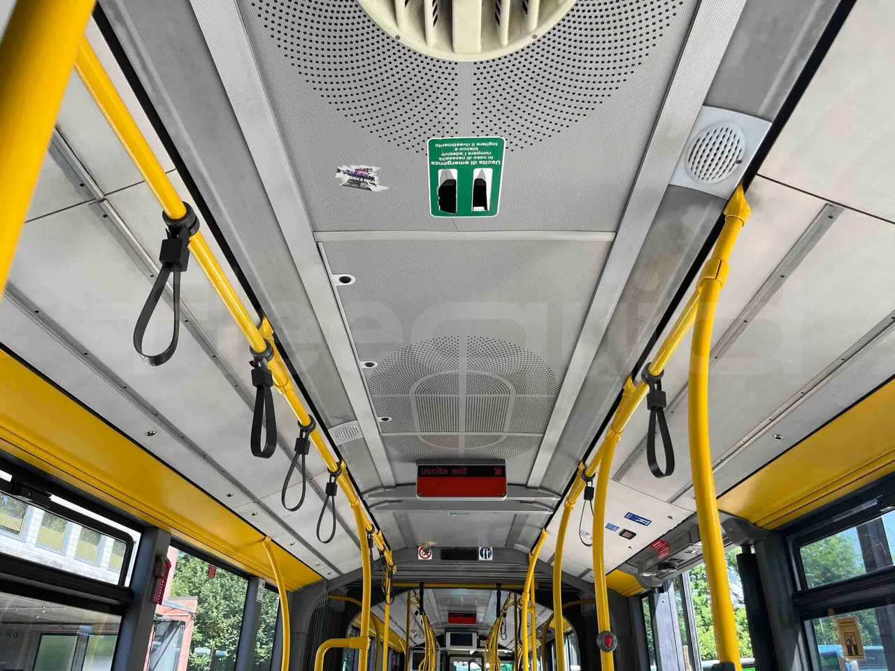 Mercedes-Benz Citaro G - overhead compartments photo