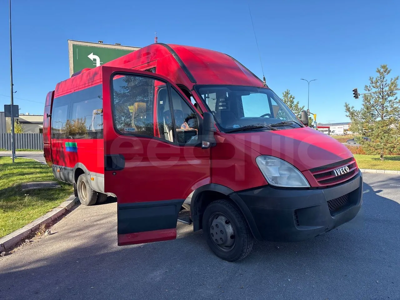 Iveco Daily 50C15V-EUR4 - 107kW - 7.012m - 3/4 right front doors open