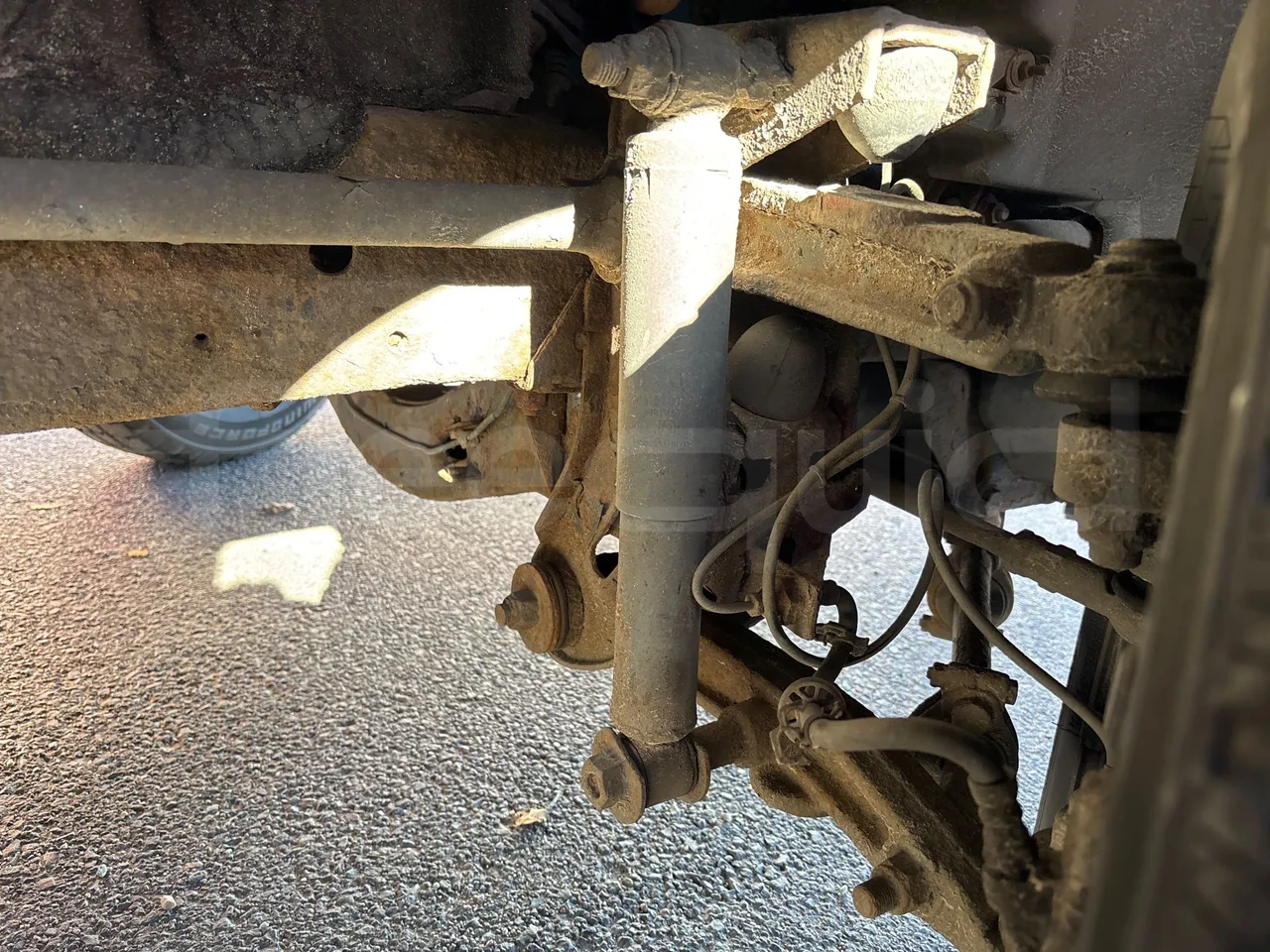 Iveco Daily 50C15V-EUR4 - 107kW - 7.012m - front shock absorbers right