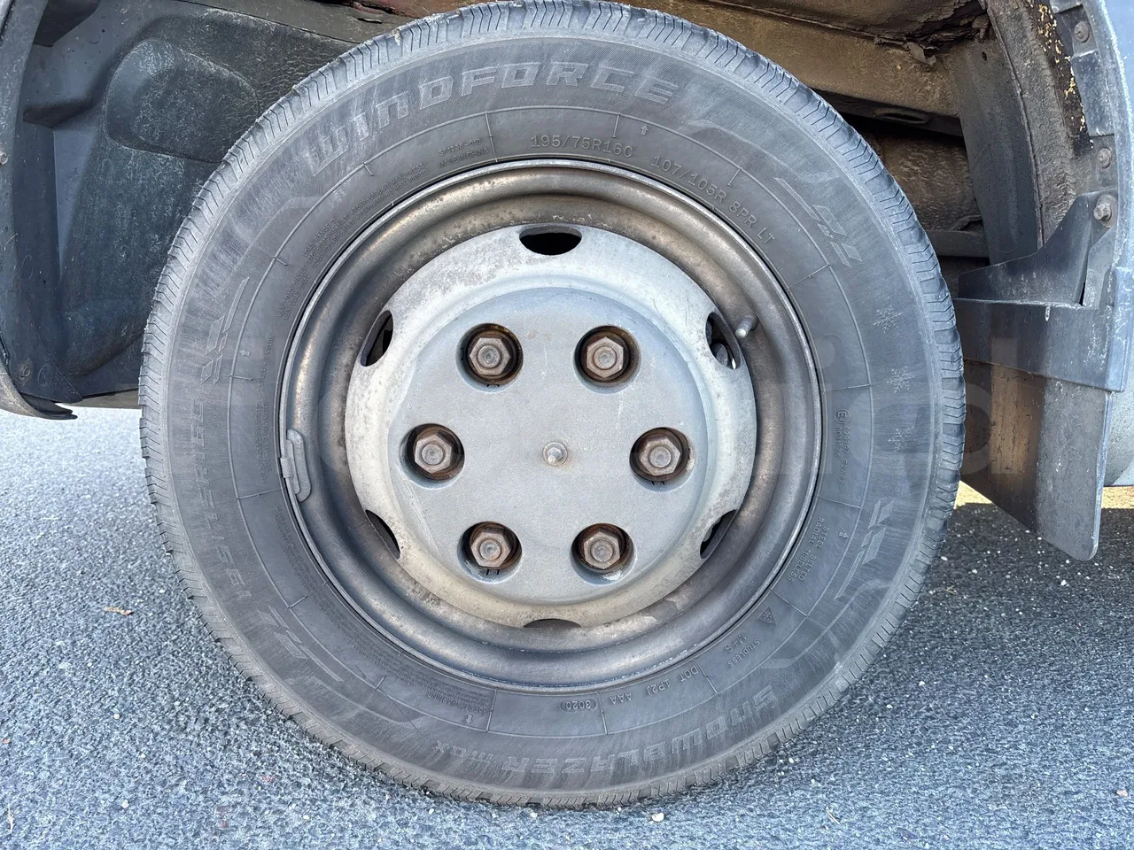 Iveco Daily 50C15V-EUR4 - 107kW - 7.012m - front left tire measurements