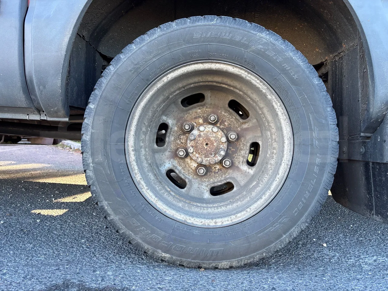 Iveco Daily 50C15V-EUR4 - 107kW - 7.012m - rear left tire photo