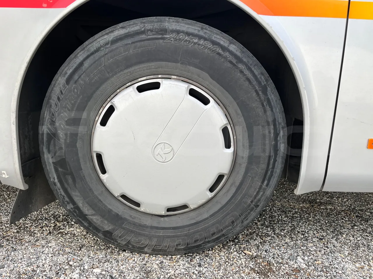 Setra S315 GT/ Euro 3 - 260 Kw - 12 Mt - rear left tire photo