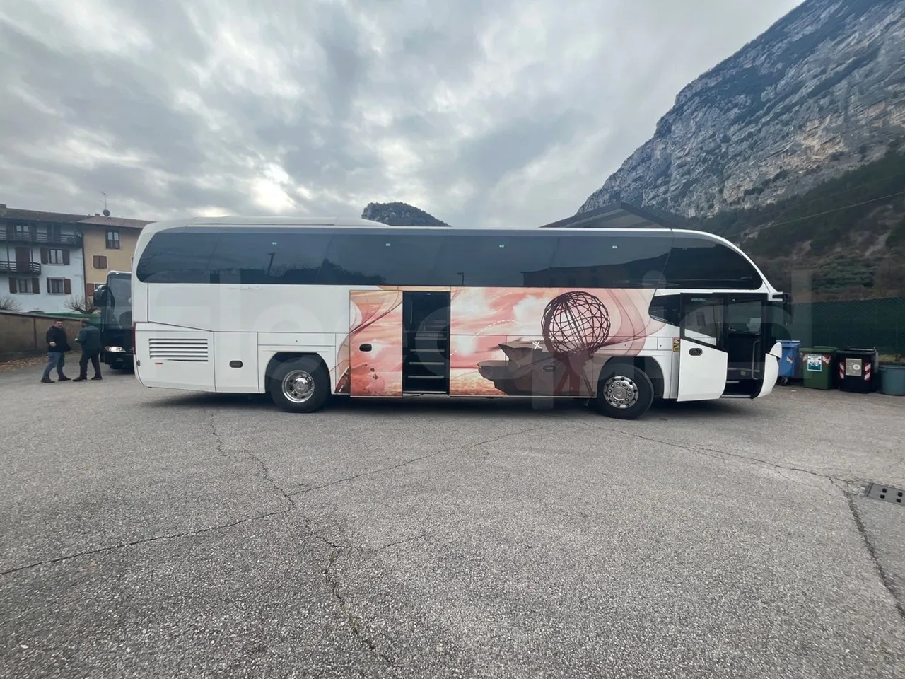 Neoplan Cityliner CITYLINER - Euro6 - 338kW - 12.240mt - right side doors open