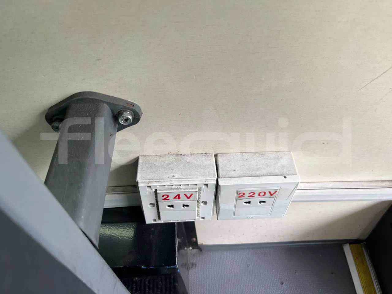 King Long XMQ6800 2AL1AA2B-EUR5-148Kw-7,995m - usb charging detail