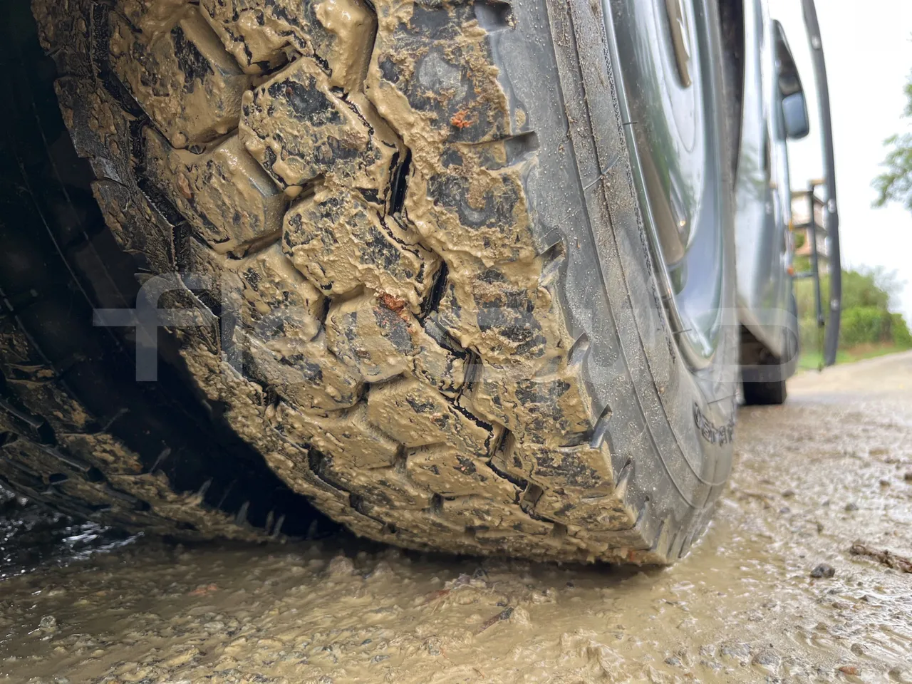 King Long XMQ6800 2AL1AA2B-EUR5-148Kw-7,995m - tread condition front tires left